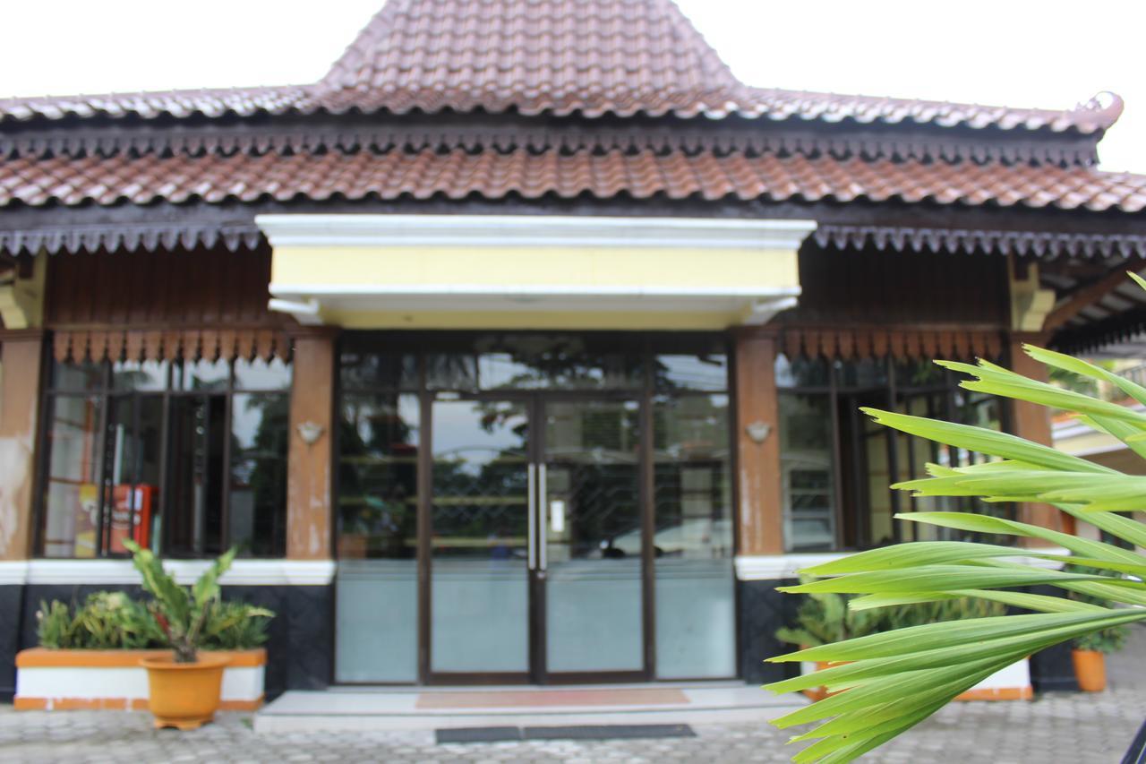 Hotel Simpang Tujuh Cepu Exterior foto