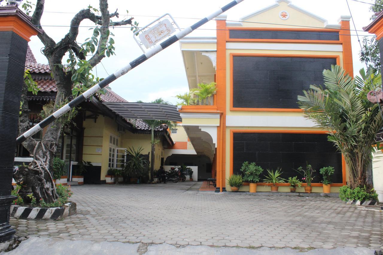 Hotel Simpang Tujuh Cepu Exterior foto