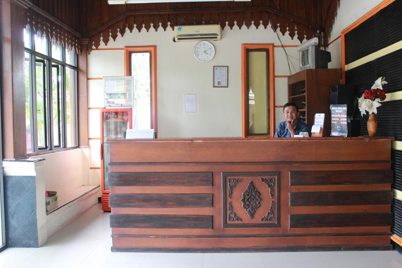 Hotel Simpang Tujuh Cepu Exterior foto