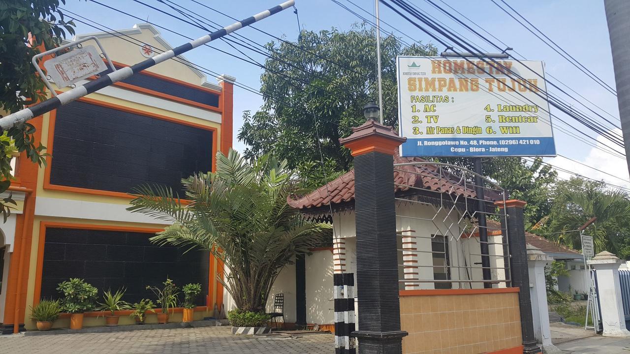 Hotel Simpang Tujuh Cepu Exterior foto